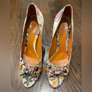 Gucci Horsebit Floral Pumps. Size 10. Excellent condition. Fabric has no flaws.